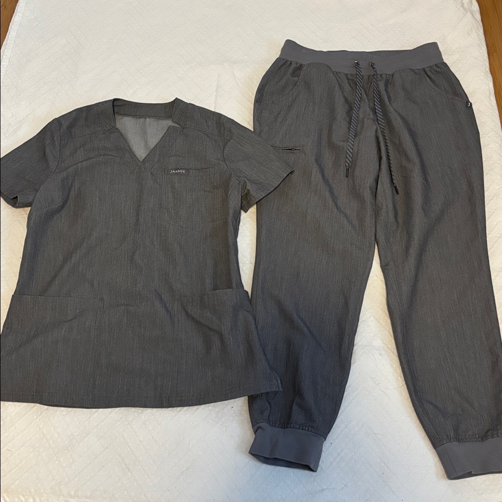 Jaanuu grey XS scrub top 
Jaanuu grey small/petite grey jogger  bottom